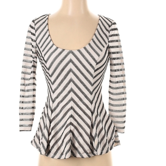 🆕️ Guess Chevron Peplum Top - Small - Picture 1 of 5